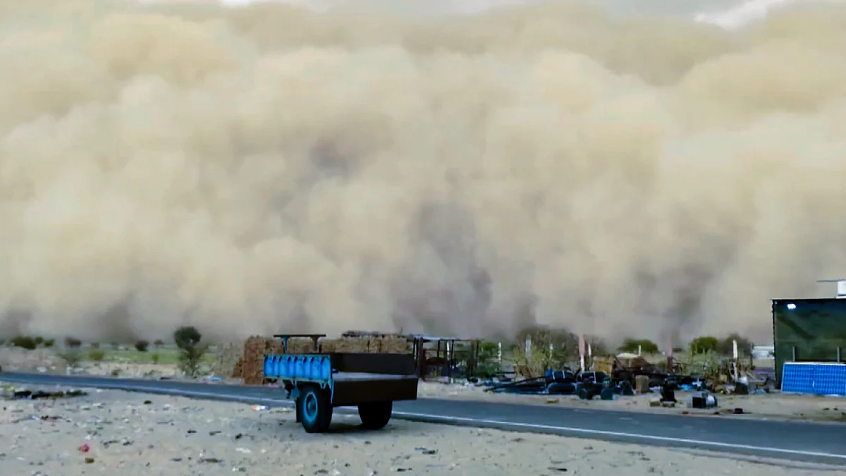 A screengrab from a video posted on 31 May of a massive sandstorm in Jaisalmer