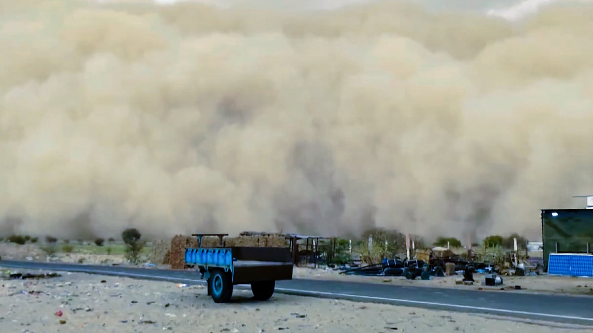 A screengrab from a video posted on 31 May of a massive sandstorm in Jaisalmer
