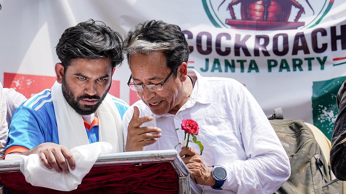 CJP founder Abhijeet Dipke (L) and climate activist Sonam Wangchuk at the Jantar Mantar protest, 6  June