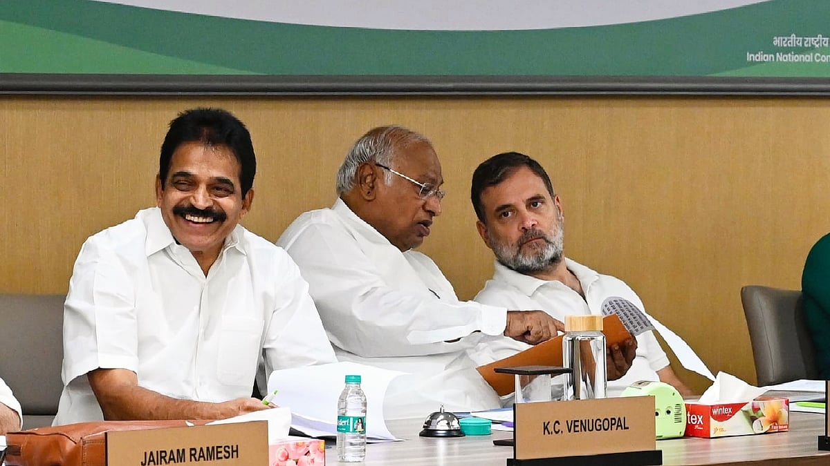 K.C. Venugopal (L) with Mallikarjun Kharge and Rahul Gandhi at the meeting