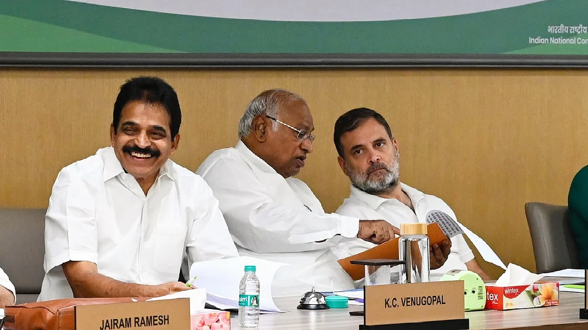 K.C. Venugopal (L) with Mallikarjun Kharge and Rahul Gandhi at the meeting