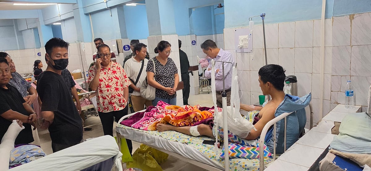 Ram Muivah (C) visits injured at Regional Institute of Medical Sciences, Imphal (photo: Ram Muivah)