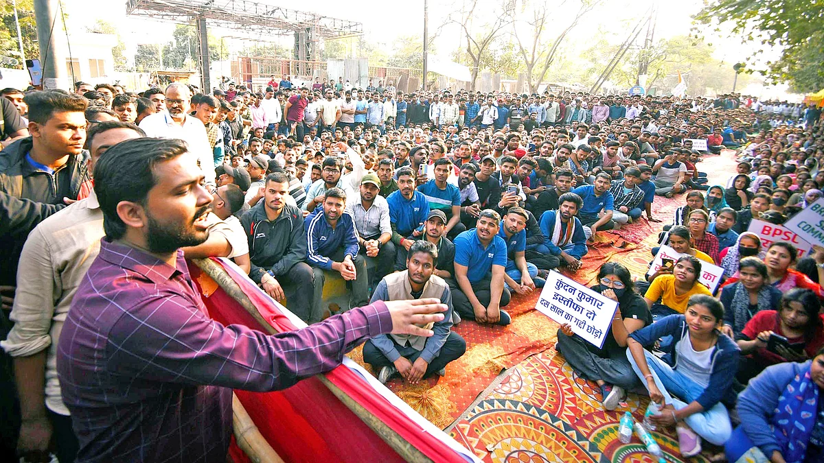 ‘Khan Sir’ at a protest in Patna demanding the cancellation of a BPSC exam