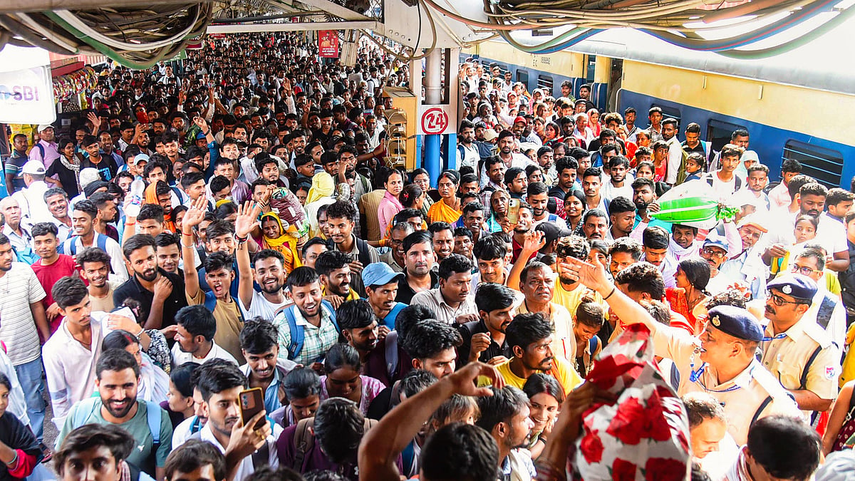 Huge rush as people board a train for the Bihar prohibition constable examination, 14 June
