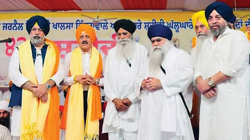 Maharashtra minister Girish Mahajan (second from L) at the 42nd anniversary of Operation Bluestar