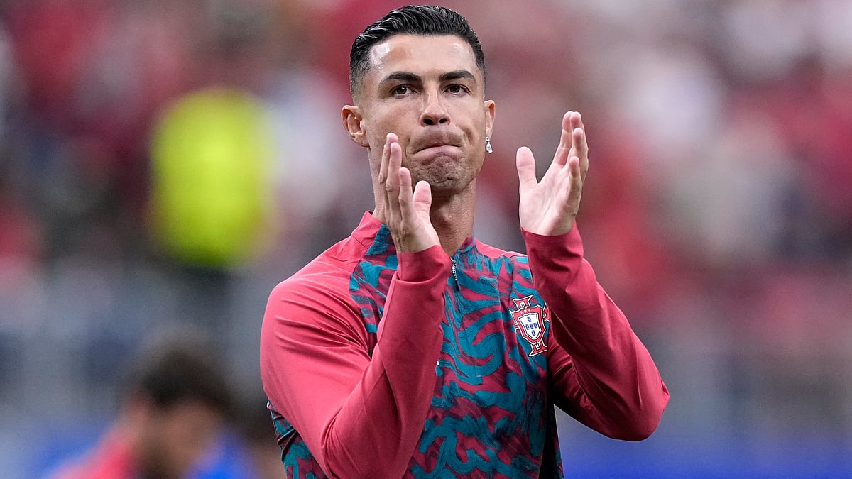 Ronaldo applauds fans before the match with Congo in Houston, 17 June