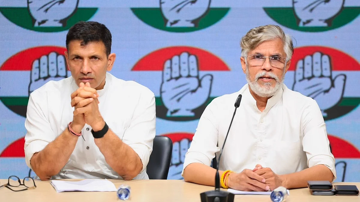 Jitu Patwari (L) and Pawan Khera at the press briefing