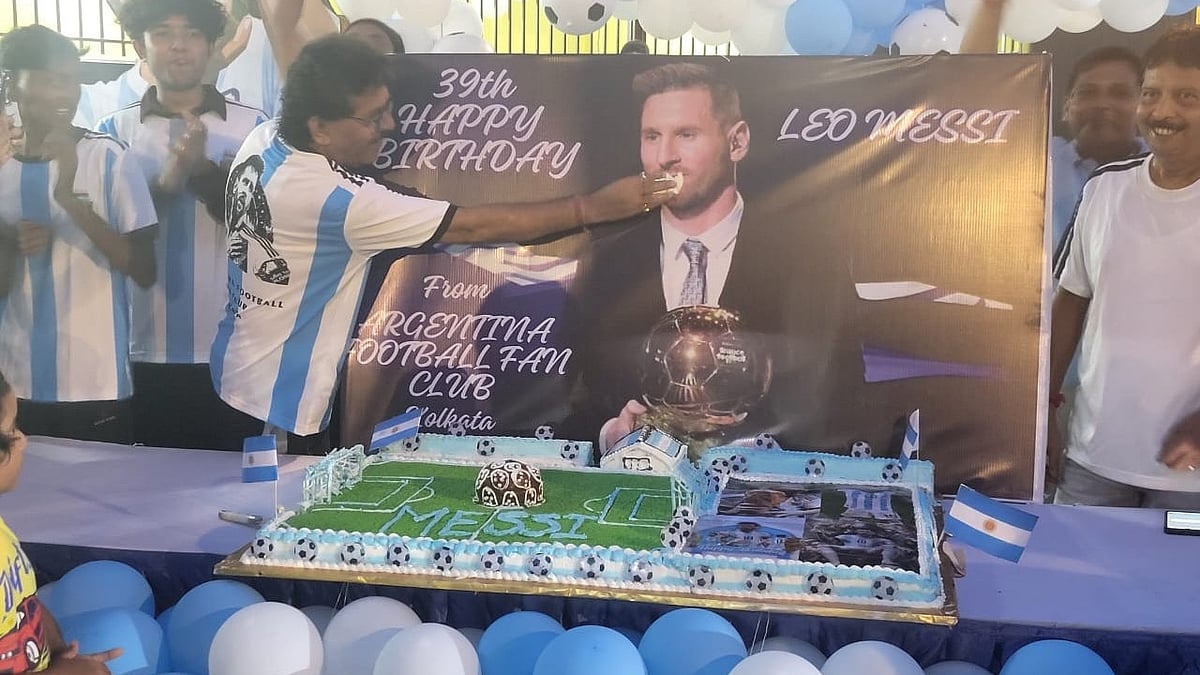 Messi mania: Cake-cutting ceremony in progress in Kolkata