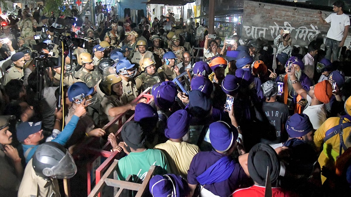Standoff at Kulhal checkpoint as protesters clash