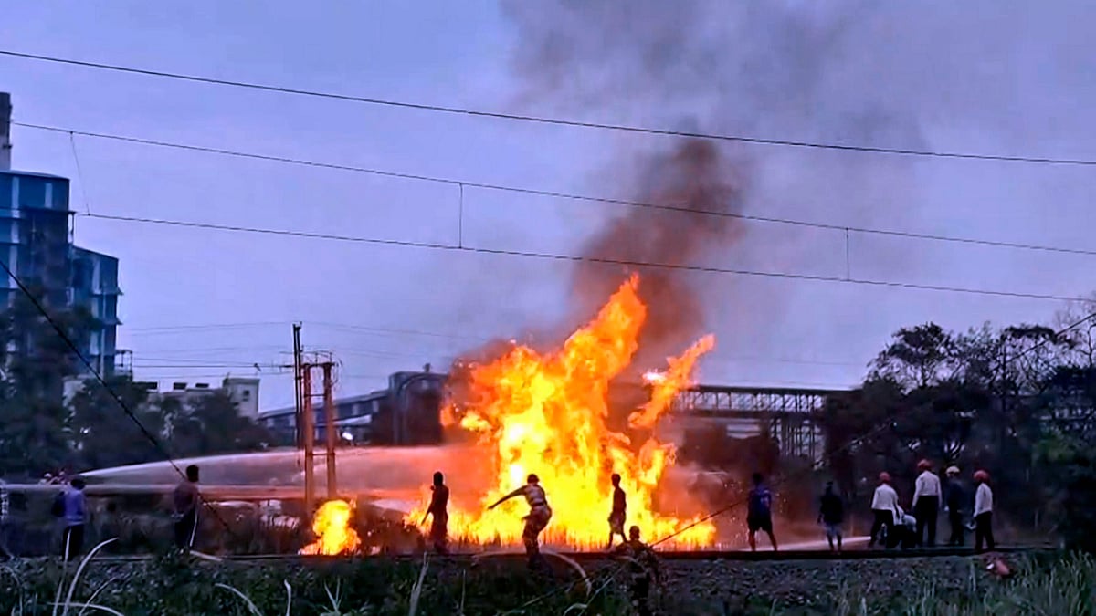 Smoke billows after a naphtha pipeline fire at Haldia Refinery in Purba Medinipur.