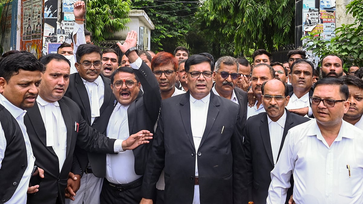 Faizabad Bar Association members seek an FIR against Champat Rai, Anil Mishra and Gopal Rao, 2 July