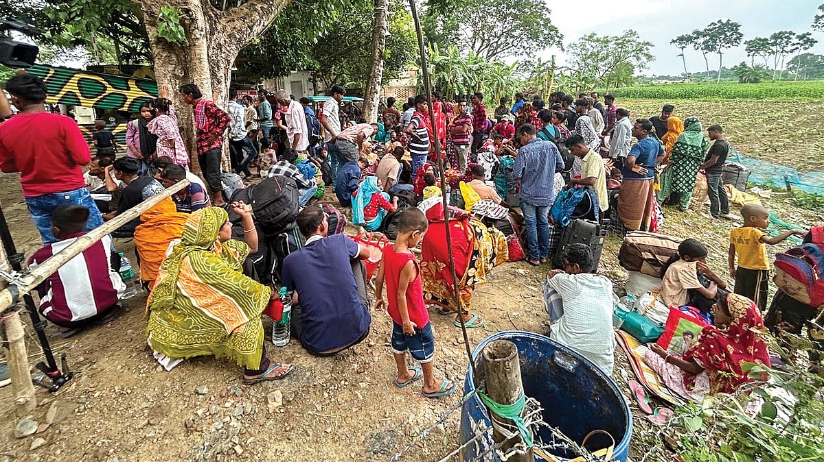 A throng of alleged ‘Bangladeshi infiltrators’ at the Hakimpur border point in West Bengal