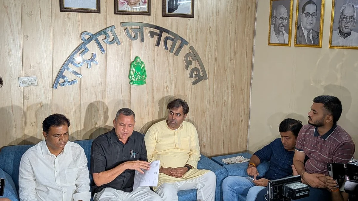 Sudhakar Singh (C) with party members