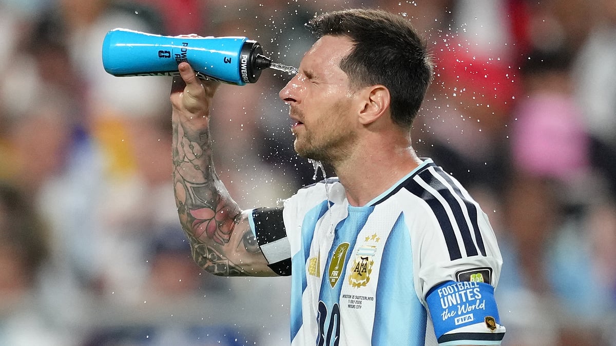 Lionel Messi cools off during the World Cup quarterfinal against Switzerland in Kansas City.