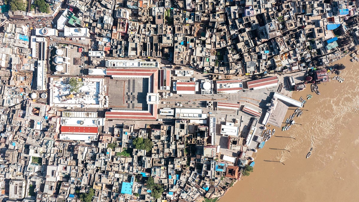 The Kashi Vishwanath temple (above) before the corridor project began