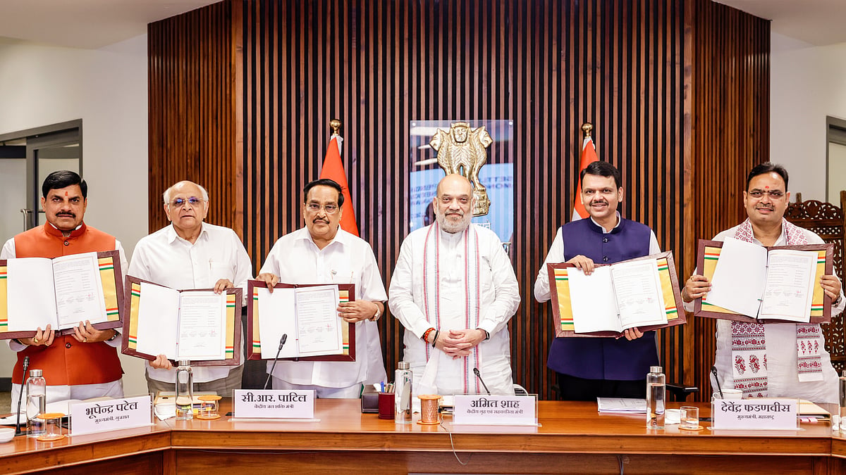 CMs of Rajasthan, Gujarat, Maharashtra and MP with Amit Shah (C) at the agreement signing, 7 July