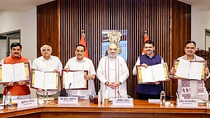 CMs of Rajasthan, Gujarat, Maharashtra and MP with Amit Shah (C) at the agreement signing, 7 July