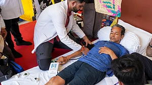 Doctors exmining Sonam Wangchuk on Day 17 of his hunger strike at Jantar Mantar