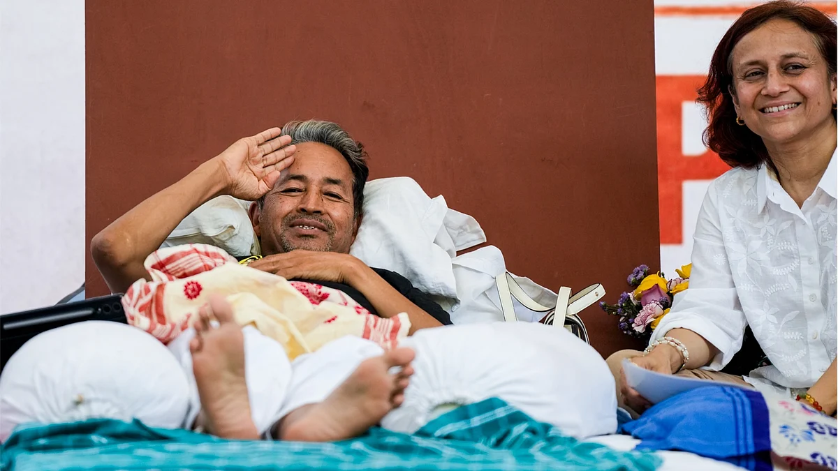 Sonam Wangchuk and his wife Gitanjali J. Angmo at Jantar Mantar on 17 July