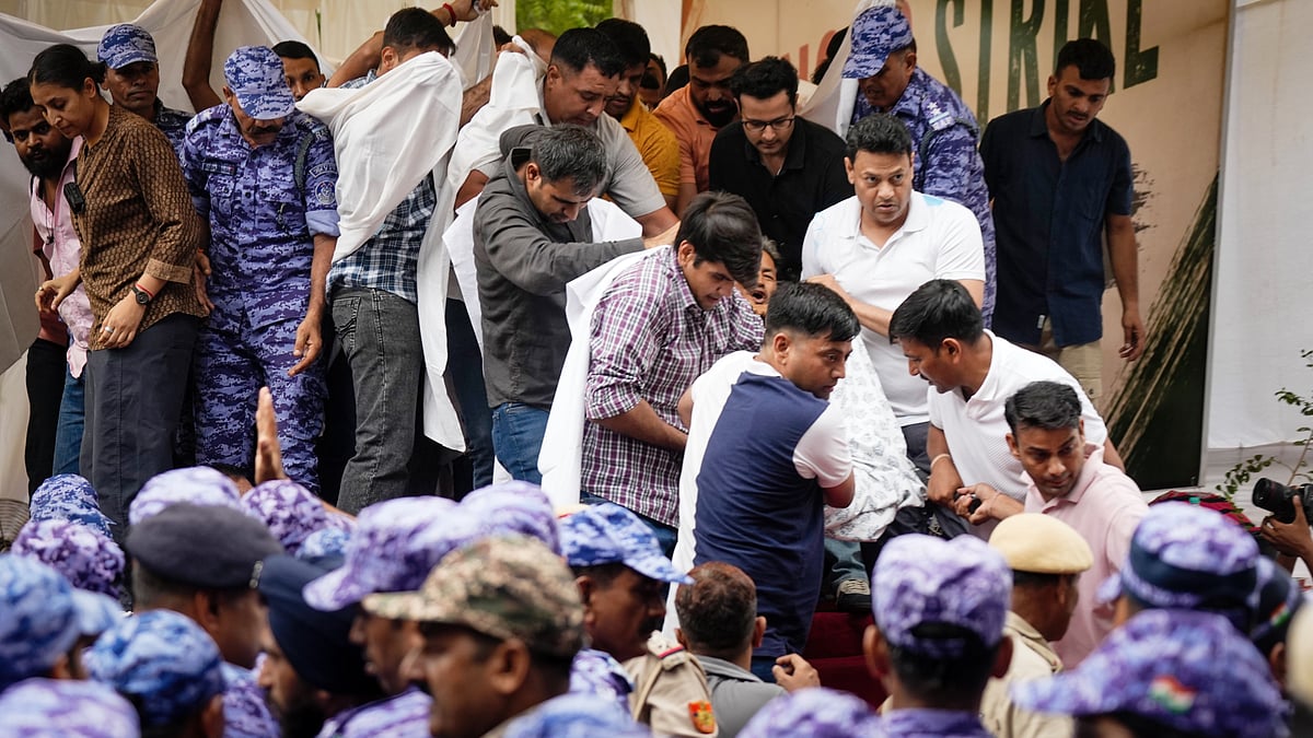 Sonam Wangchuk being shifted from Jantar Mantar by Delhi Police, 18 July