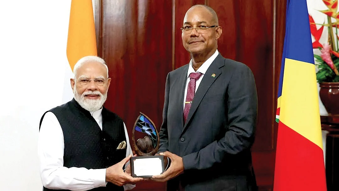 Modi receiving the ‘Guardian of the Blue Horizon’ award in Seychelles