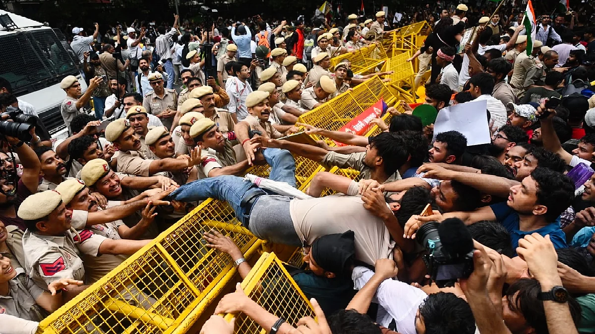 Protestors and police clash near Parliament