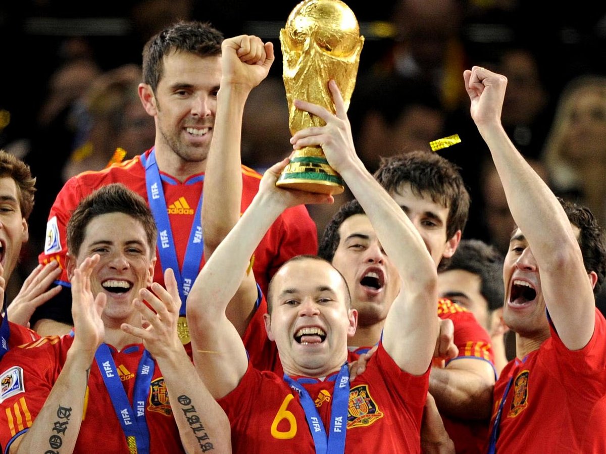 Class of 2010: Matchwinner Iniesta with teammates after the final