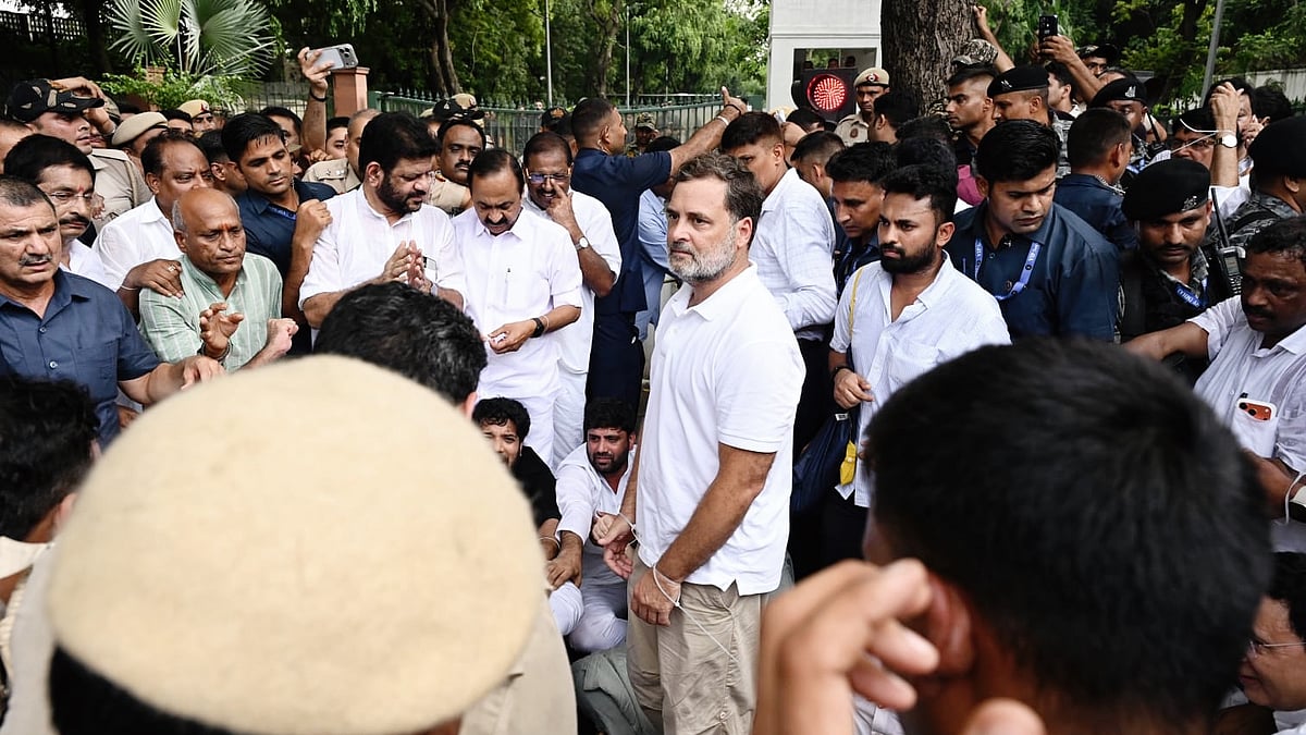 Rahul, Priyanka lead march to PM's residence, demand Modi's resignation