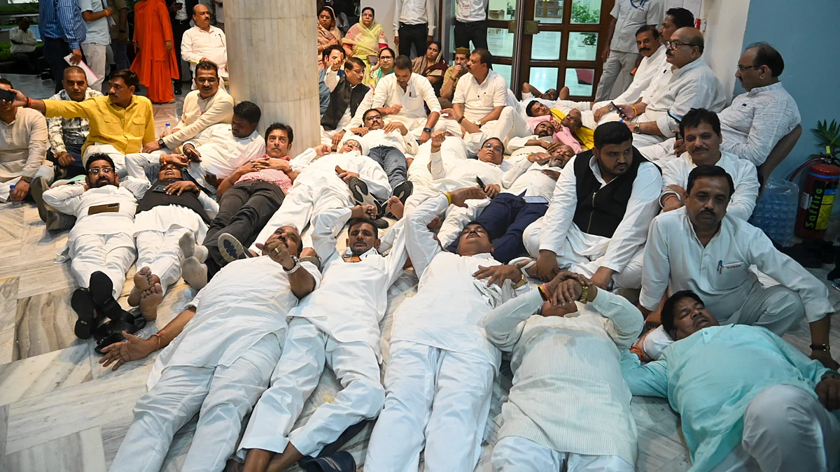 Madhya Pradesh Assembly LoP Umang Singhar and Congress leaders stage a protest 