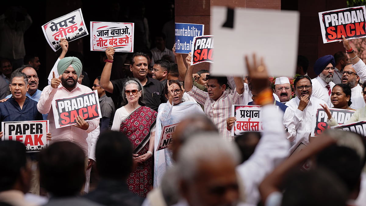 Congress MPs Sonia Gandhi, Varsha Gaikwad, Hibi Eden and others protest outside Parliament, 23 July