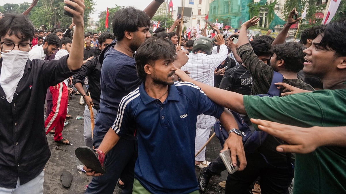 Protesters in a scuffle during the SFI-CJP rally in Kolkata, 24 July