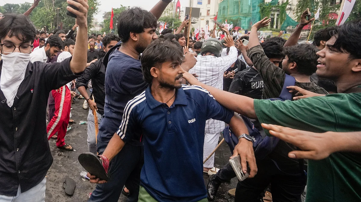 Protesters in a scuffle during the SFI-CJP rally in Kolkata, 24 July