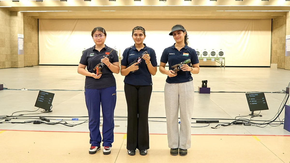 (From right) Manu Bhaker and Esha Singh in Hangzhou.