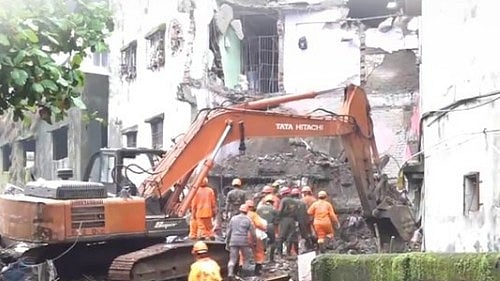 Rescue teams search for survivors after Bhiwandi building collapse.
