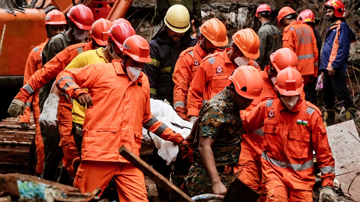 Rescue personnel carry a body recovered from the rubble in Bhiwandi, 31 July