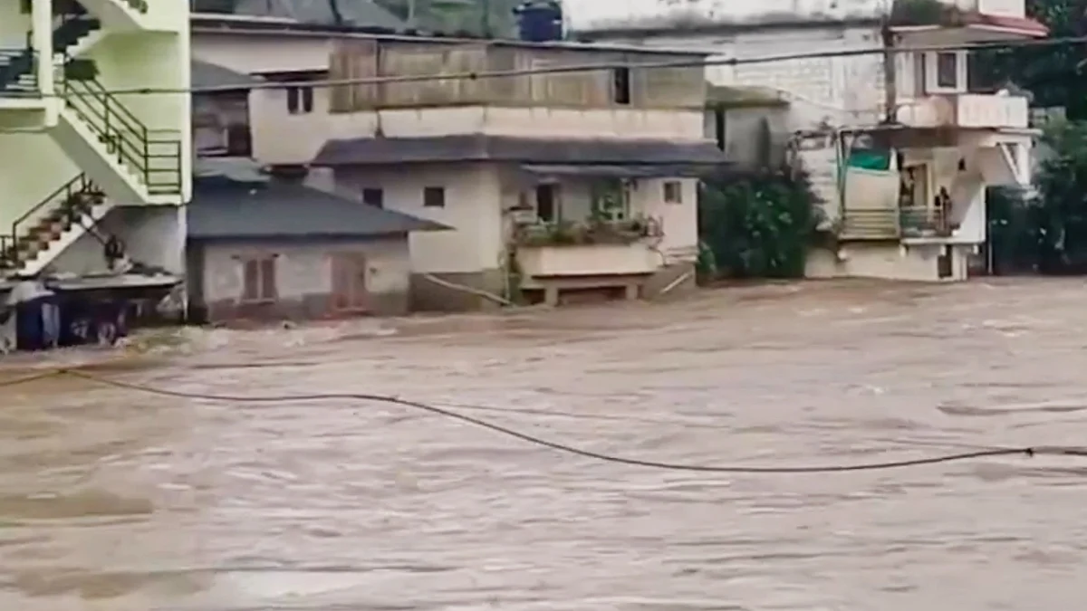 Periyar river overflows at Ayyappankovil chappath