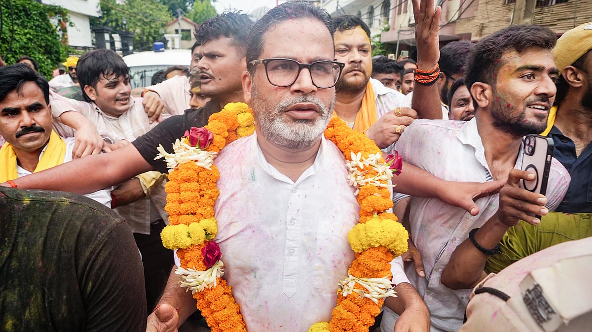 Prashant Kishor greets people in Bankipur after counting crossed the halfway mark, 3 August