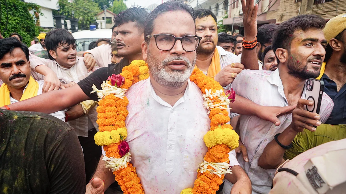Prashant Kishor greets people in Bankipur after counting crossed the halfway mark, 3 August