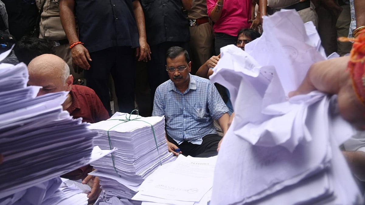 Arvind Kejriwal staging a protest on Firoz Shah Road with 2.30 lakh petitions against E20 fuel