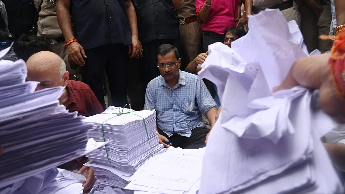 Arvind Kejriwal staging a protest on Firoz Shah Road with 2.30 lakh petitions against E20 fuel