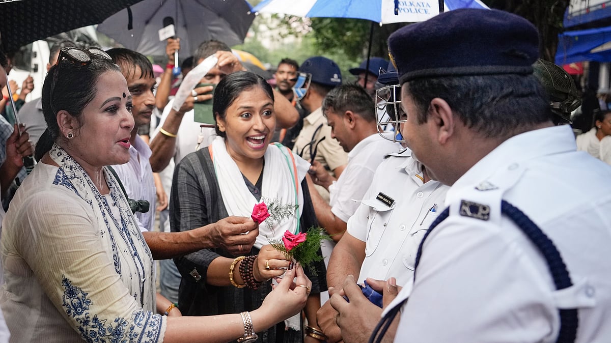 Congress workers present roses to police personnel during the 'Satyagraha' in Kolkata, 5 August