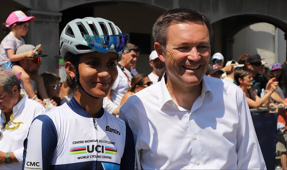 Harshita Jakhar with UCI president David Lappartient at Stage 2 of the race