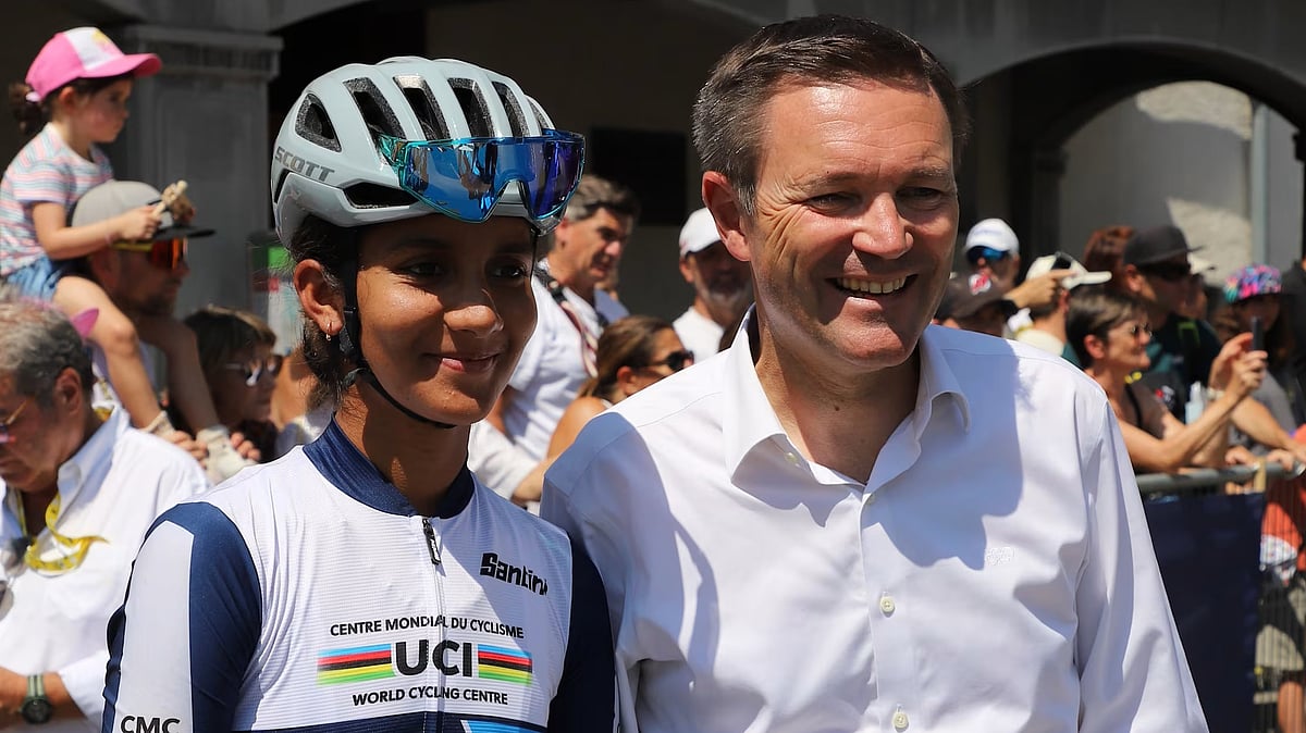 Harshita Jakhar with UCI president David Lappartient at Stage 2 of the race