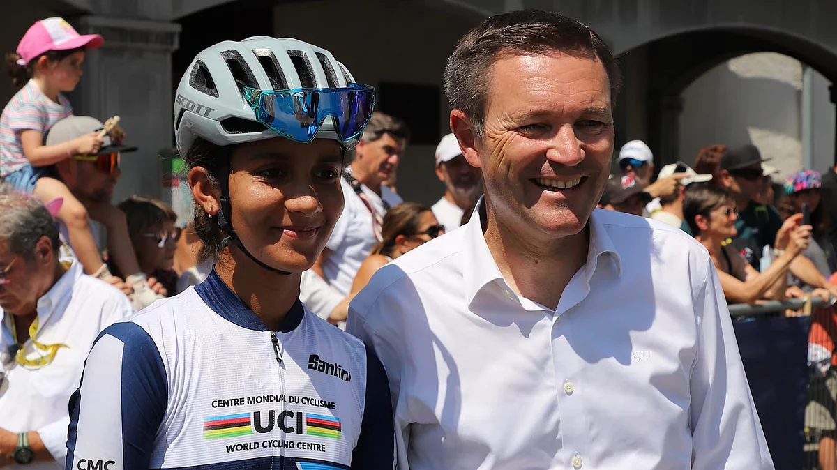 Harshita Jakhar with UCI president David Lappartient at Stage 2 of the race