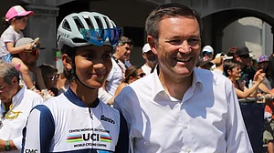 Harshita Jakhar with UCI president David Lappartient at Stage 2 of the race
