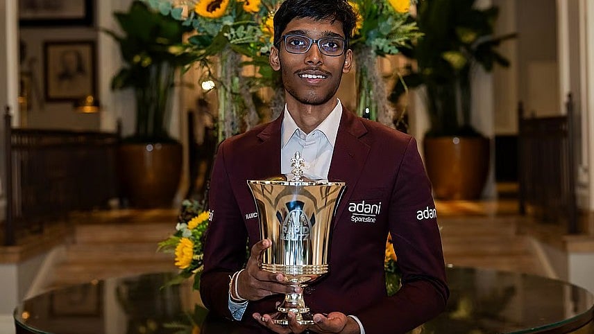 Pragg with winner's trophy at St Louis Rapid & Blitz chess.