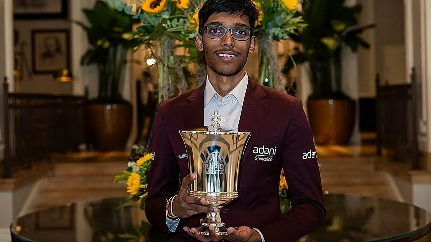 Pragg with winner's trophy at St Louis Rapid & Blitz chess.