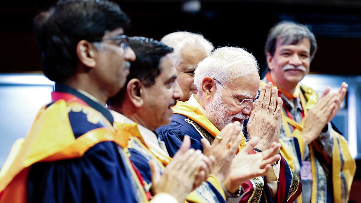 PM Narendra Modi (C) at the IIT-Delhi convocation, 8 August