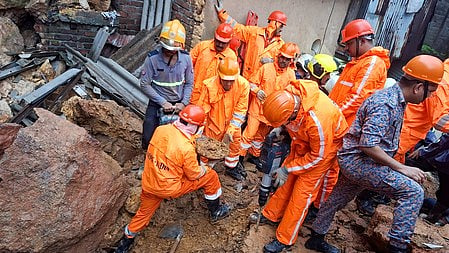 Rescue efforts underway at Ghatkopar
