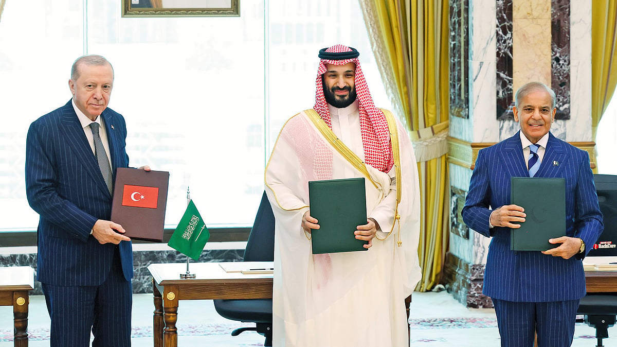 L-R: Recep Erdogan, Mohammed bin Salman and Shehbaz Sharif after signing the Makkah pact